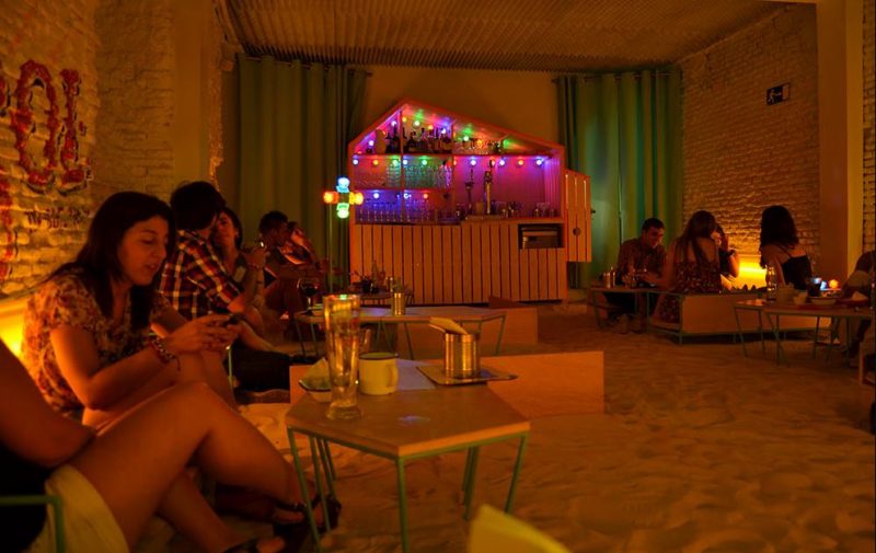 interior del local con jóvenes tomando copas