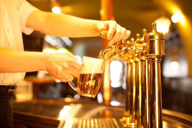 Hombre sirviendo cerveza en una jarra