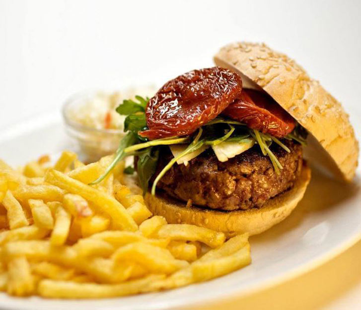 Hamburguesas de Home Burger en Malasaña, con patatas y pimientos