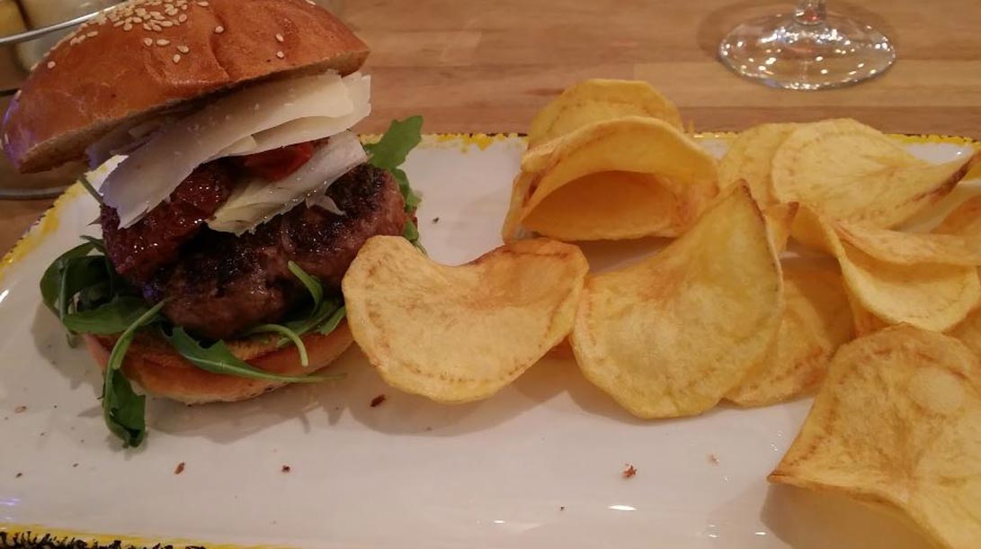 hamburguesas en the basque con patatas fritas en malasaña