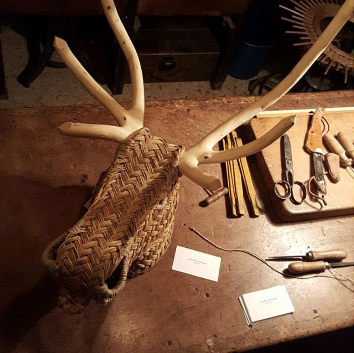 cabeza de ciervo hecha de mimbre
