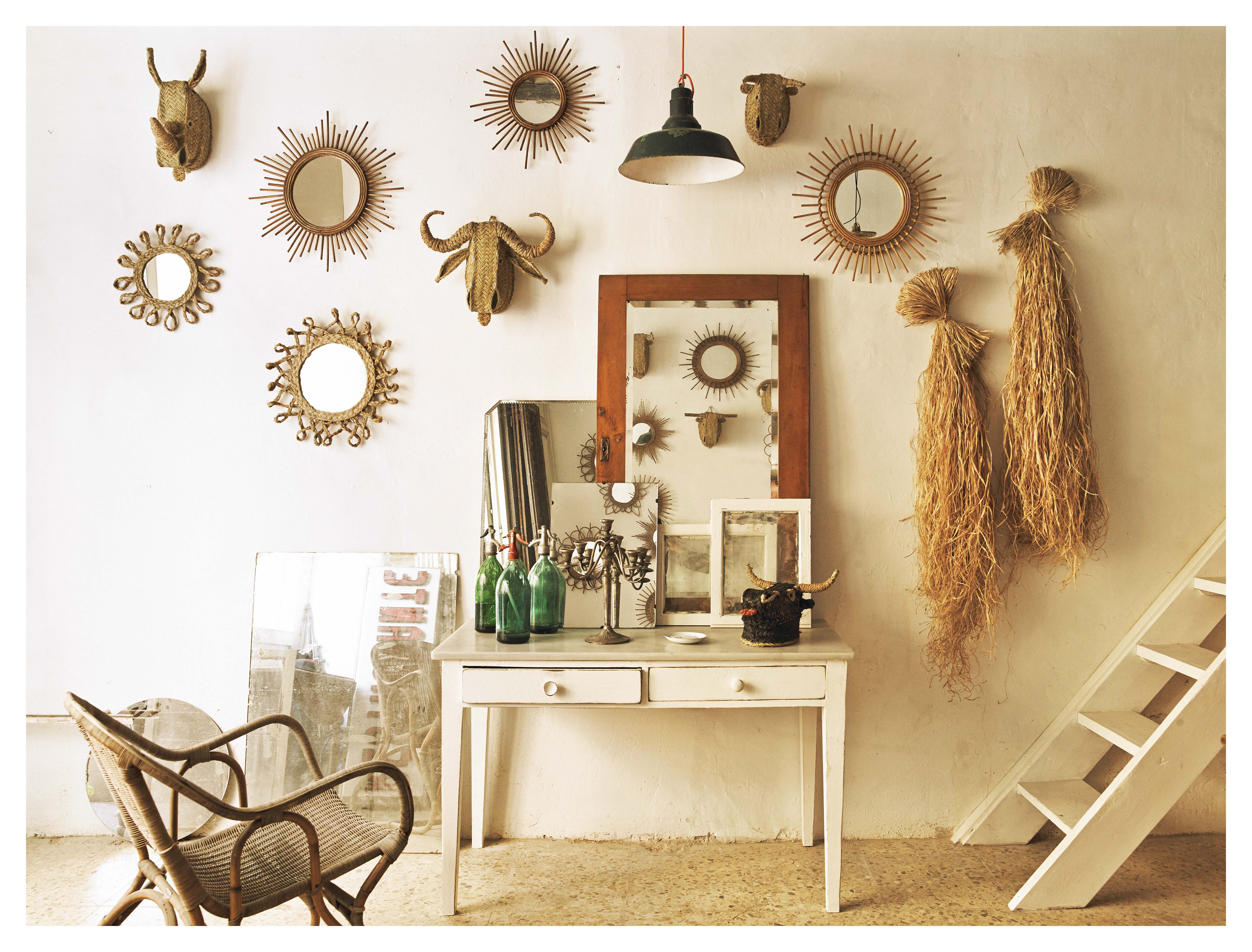 Interior de la tienda artesanal. Una pared con los objetos de mimbre colgados