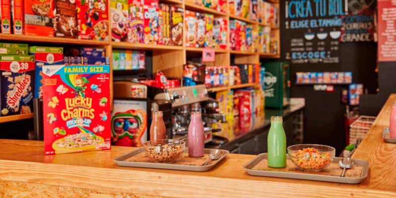 Interior del establecimiento con cereales de diferentes tipos