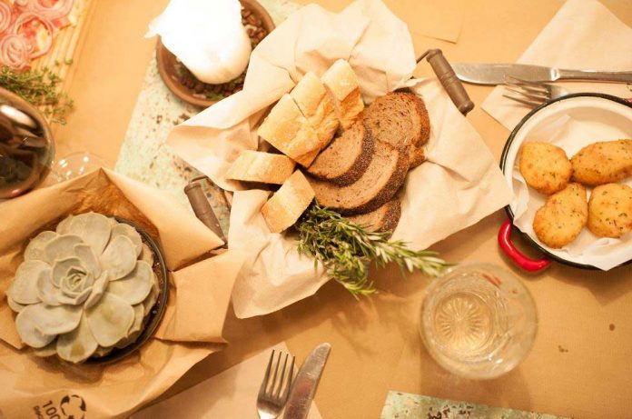 Mesa con cubiertos, vasos, comida y decoración de Maricastaña