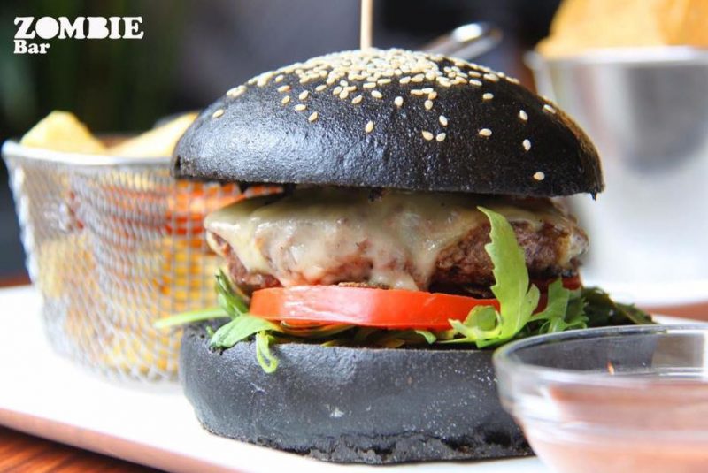 hamburguesa con pan negro del bar