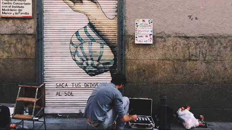 artista callejero preparándose para dibujar
