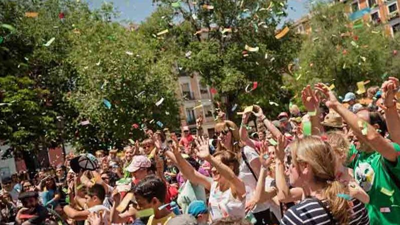 Muchas personas lanzando papelitos al aire