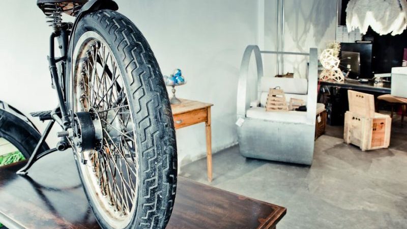 rueda de moto como decoración en una oficina