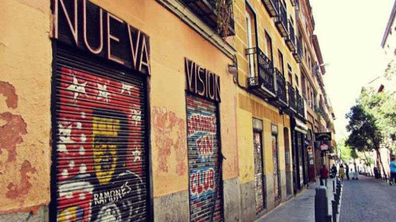 calle de malasaña, fachada del bar nueva visión