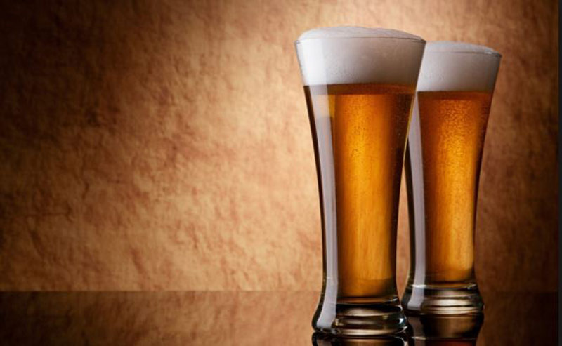 Dos vasos de Pilsner llenos de cerveza