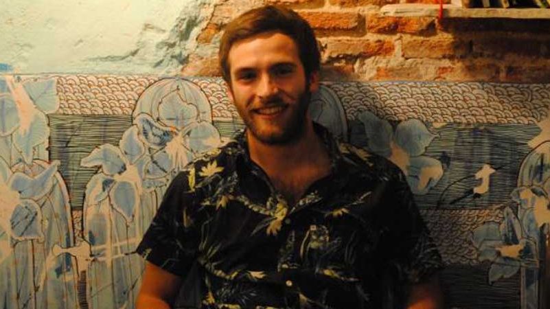 Ricardo Gómez posando ante la cámara