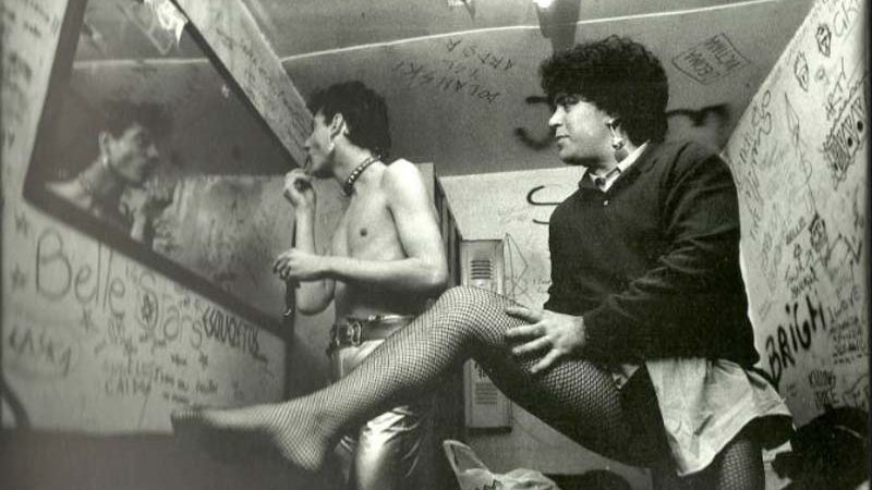 Foto antigua en blanco y negro de Almodóvar y otro hombre disfrazados 