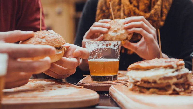 hamburguesas y cerveza