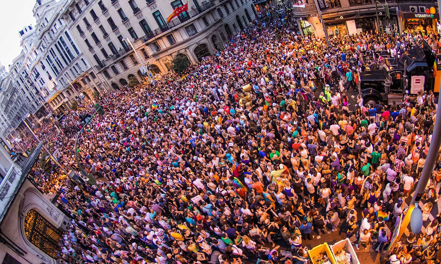 Calles llenas de gente por el orgullo gay