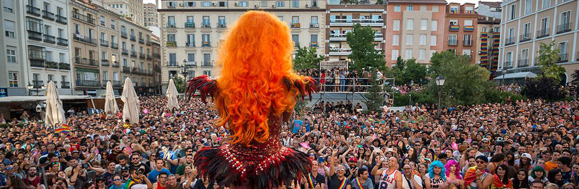 Plaza llena de gente viendo el espectaculo