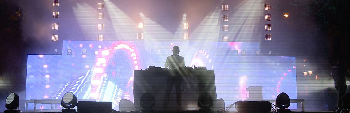 dj sobre el escenario