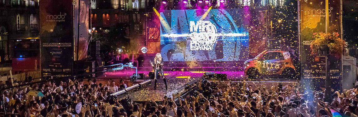 Concierto lleno de gente del orgullo