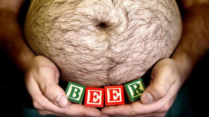 barriga que sostiene la palabra cerveza