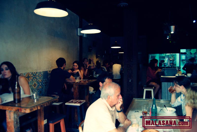 interior del restaurante lleno de gente