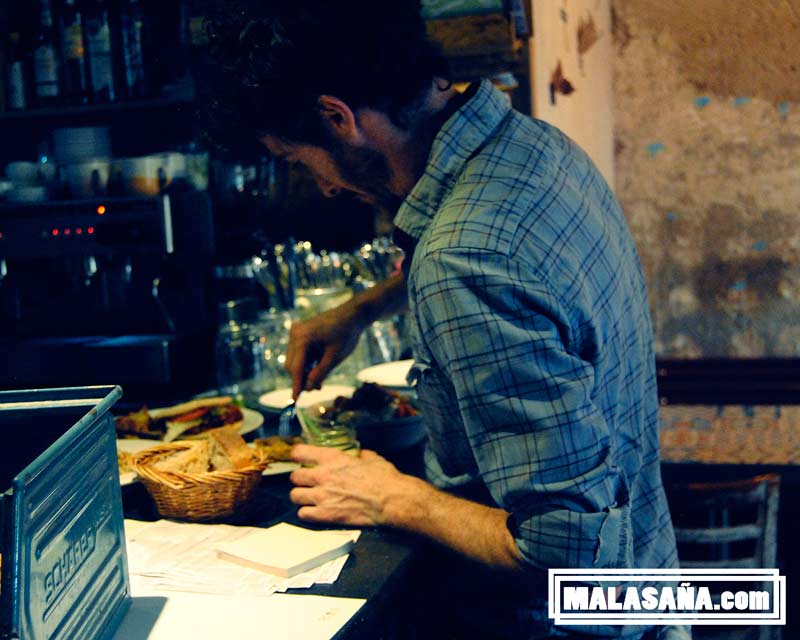 camarero en barra de Vega