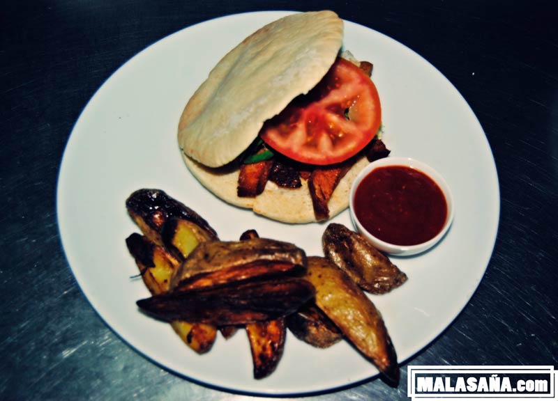 plato con patatas, salsa y tosta con tomate