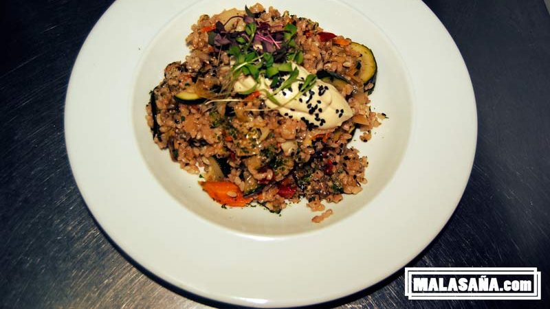 plato principal del restaurante, con arroz y verduras