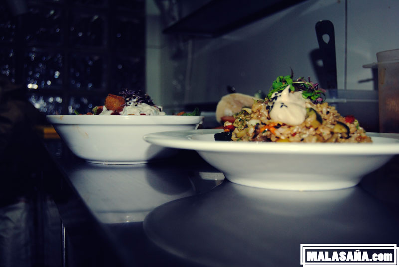 Platos llenos de comida 