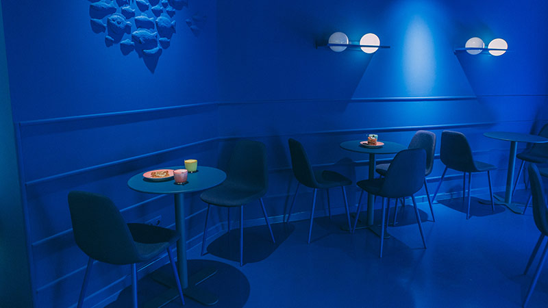 heladería por dentro, con tonos azul marino