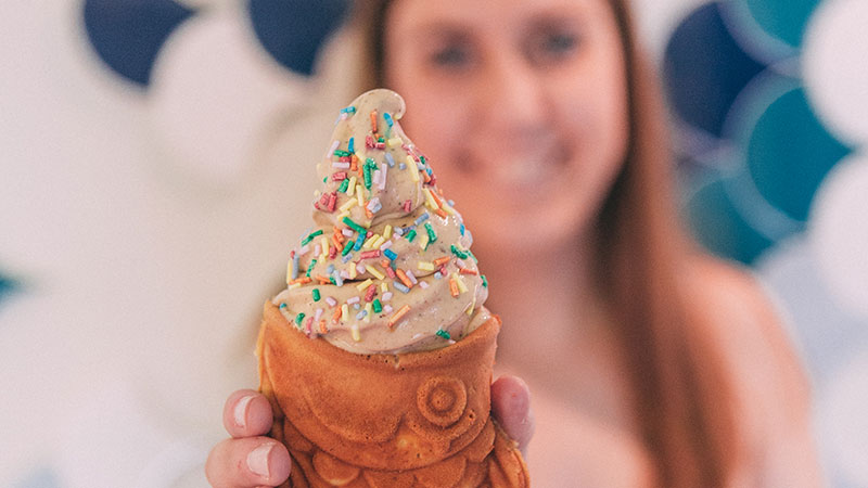 taiyaki sujetado por una chica