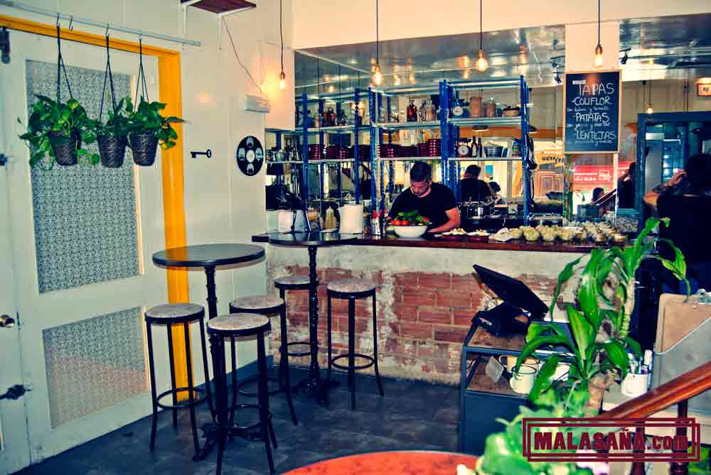 local por dentro, barra y objetos decorativos local por dentro, barra y objetos decorativos