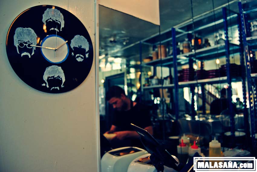 reloj de los beatles como objeto decorativo del local reloj de los beatles como objeto decorativo del local