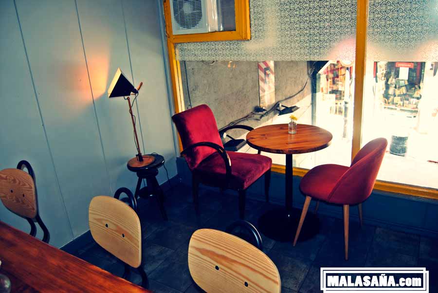 interior del local Hummusería