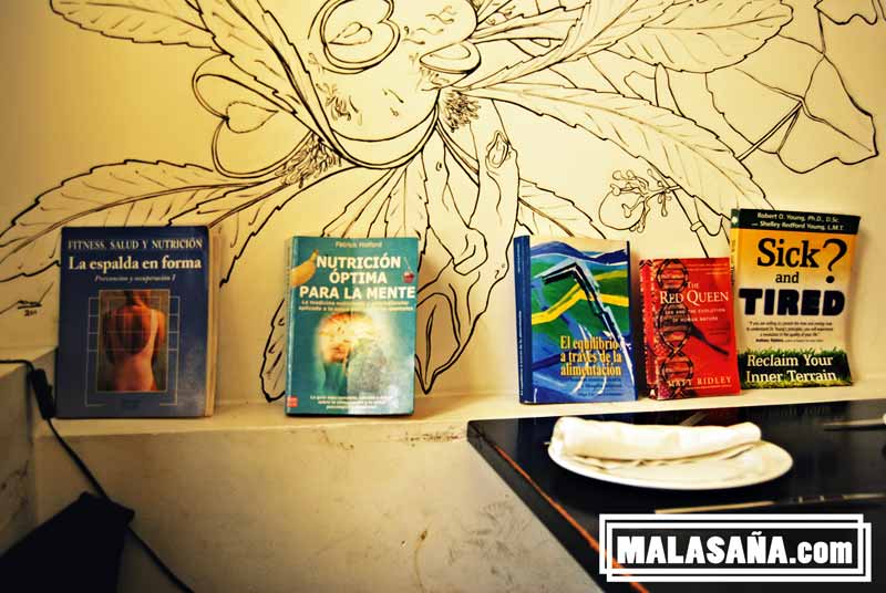 libros en el restaurante Crucina