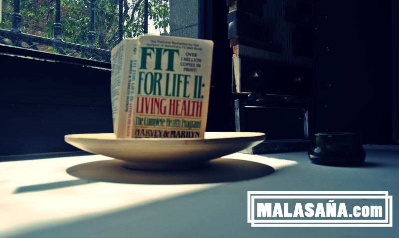 libro como parte de la decoración del local Crucina