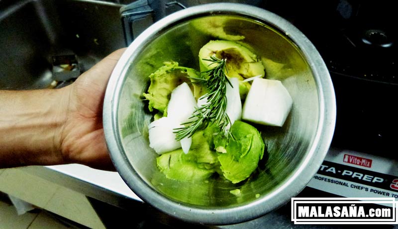 preparación de un plato en el restaurante, con aguacate, cebolla y romero