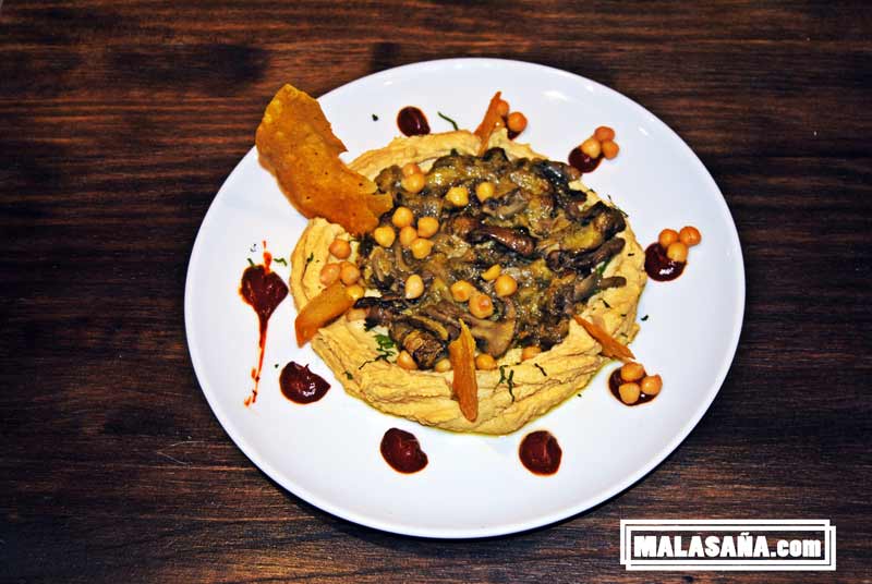 delicioso entrante del local delicioso entrante del local con garbanzos