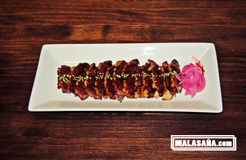 plato de filetes con salsa