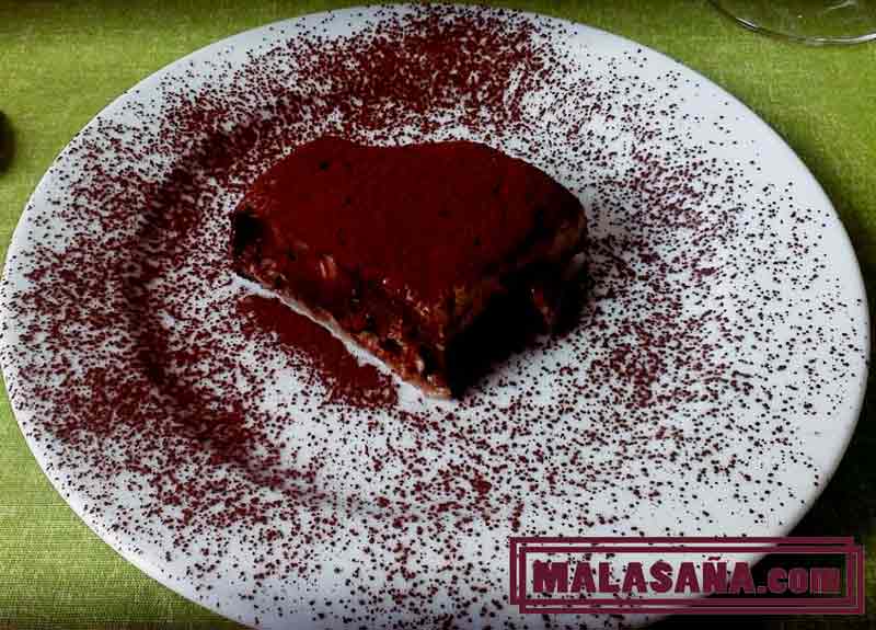 delicioso postre del local con chocolate