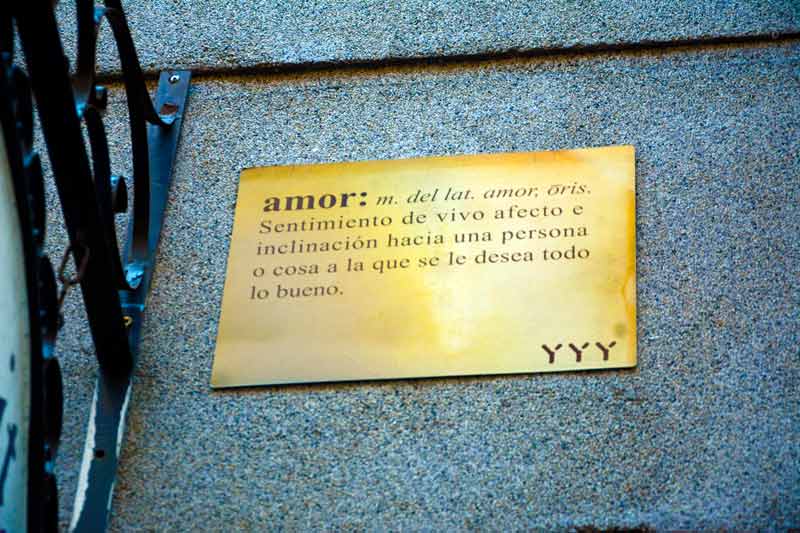 Placa con la definición de amor