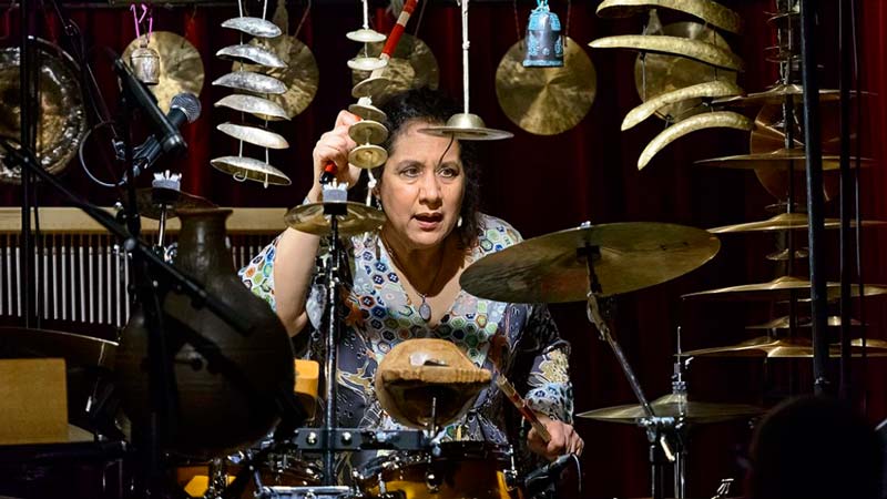 foto de Marilyn Mazur tocando instrumentos