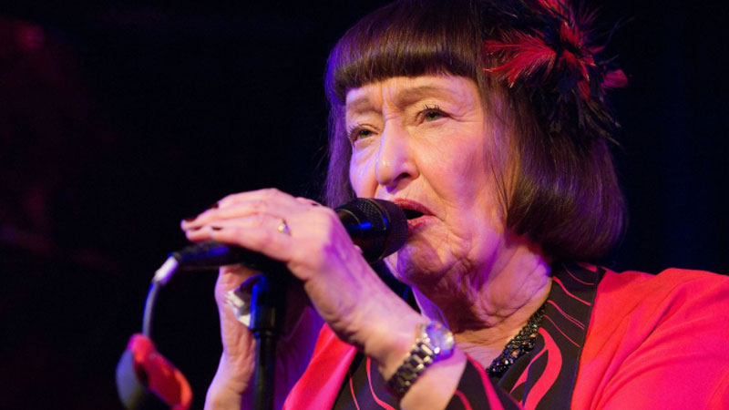 Sheila Jordan cantando