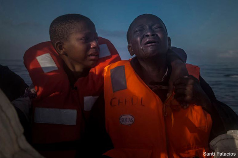 fotografía de dos niños llorando de alegría tras ser rescatados, por santi palacios