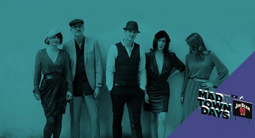 cartel del evento Mad Town Days, grupo de música posando