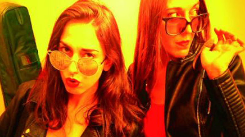 cartel de la obra, dos chicas con gafas de sol