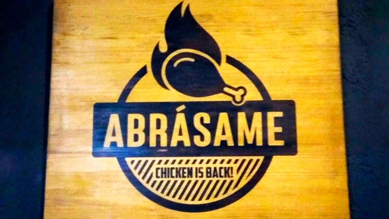 detalles con el nombre del local Cartel del local Abrásame