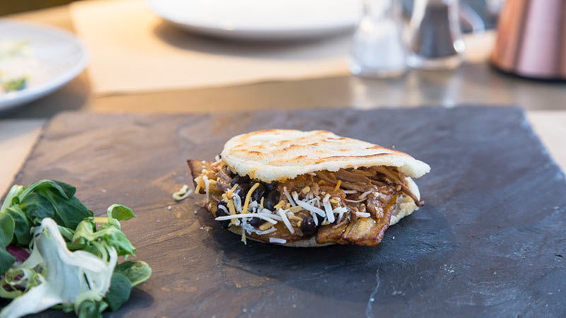 arepa rellena de carne y queso