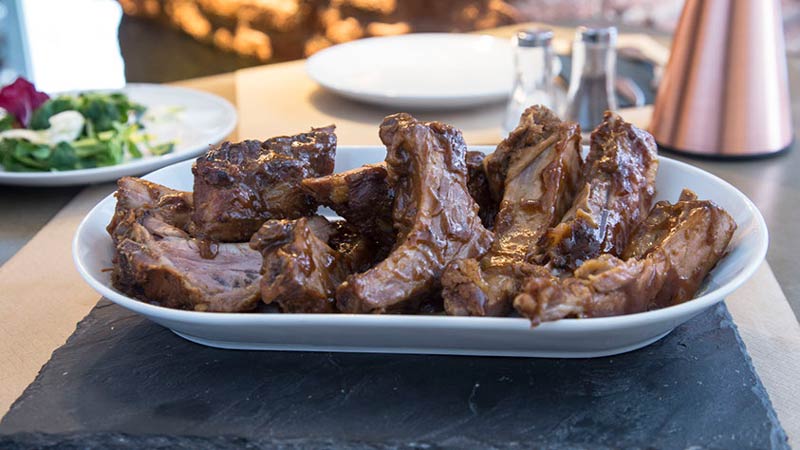 costillas asadas bañadas en salsa