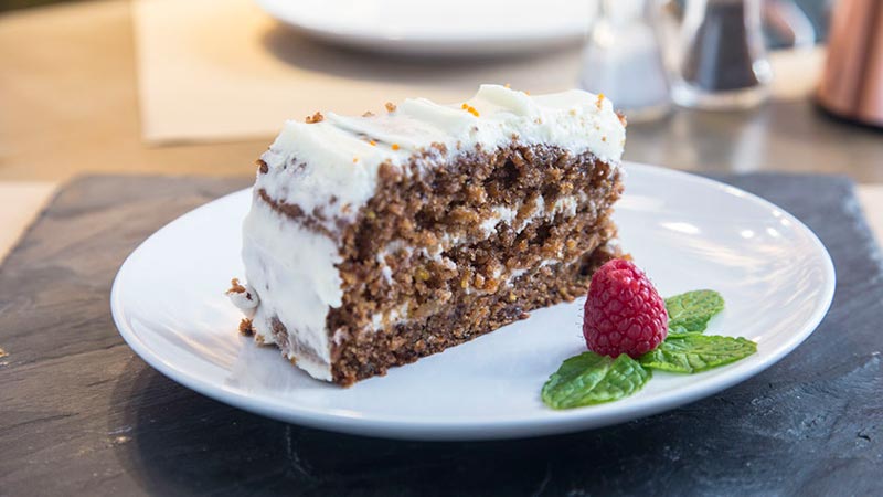 tarta de zanahoria tarta de zanahoria con una frambuesa y hojas de hierbabuena
