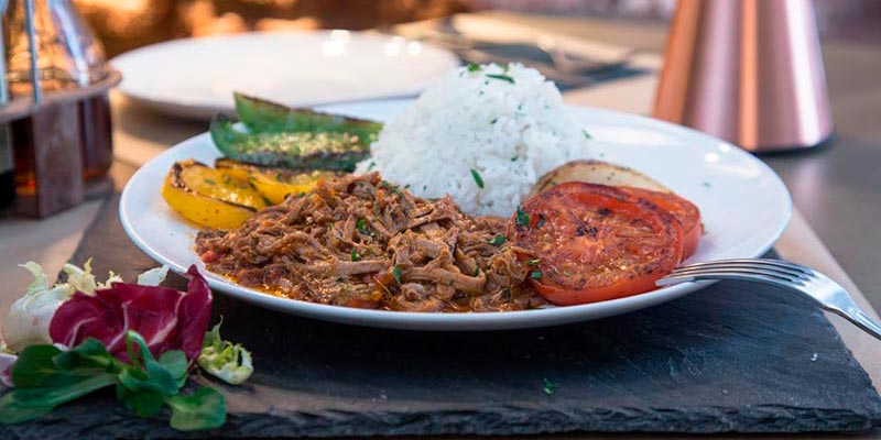 plato con pasta, tomate y pimientos asados, y arroz del restaurante