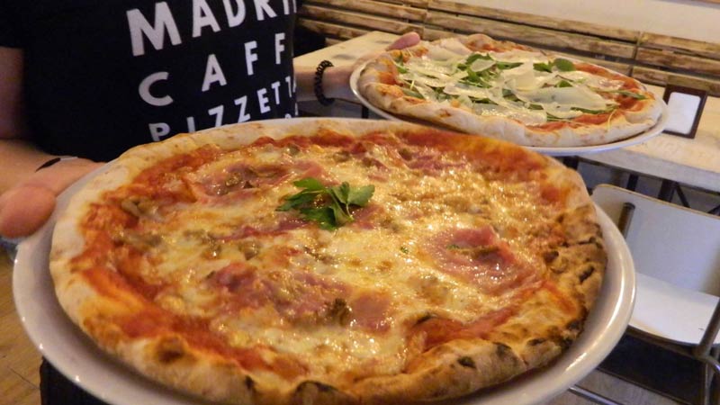 pizza del restaurante. una de jamón cocido y otra de queso